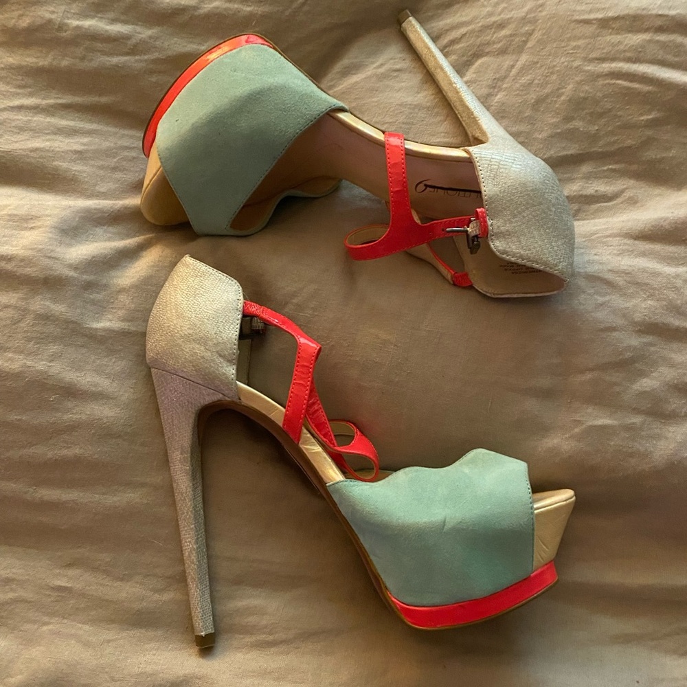 Boutique 9 platform pumps sz 9
